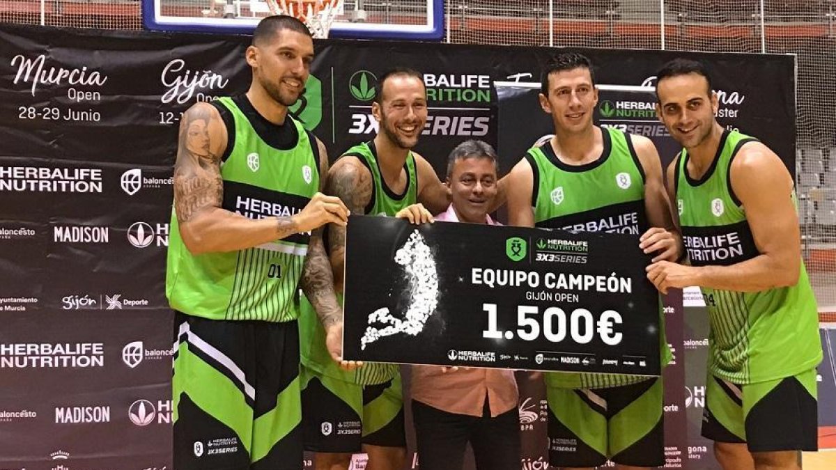 Nacho Martín (primero izquierda) y Sergio de la Fuente (segundo por la derecha) con el cheque de campeón.-E. M.