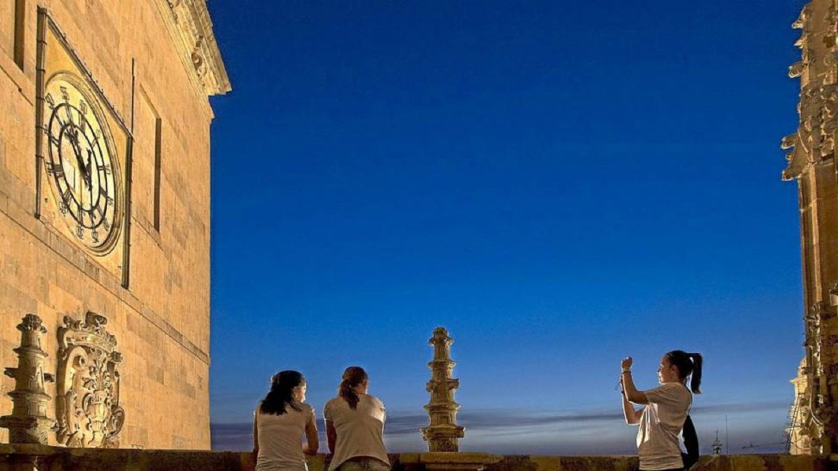 Una turista se fotografía en la Catedral de Salamanca.-E. Carrascal