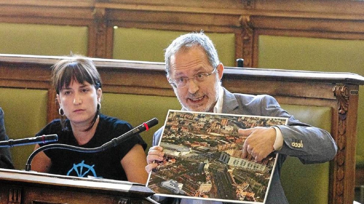 La coordinadora local de Izquierda Unida, María Sánchez, junto a Manuel Saravia en un pleno del Ayuntamiento-J.M.Lostau