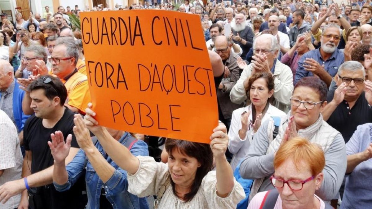 Manifestación en Calella en contra de la Guardia Civil, que pernorta en los hoteles del municipio.-ACN