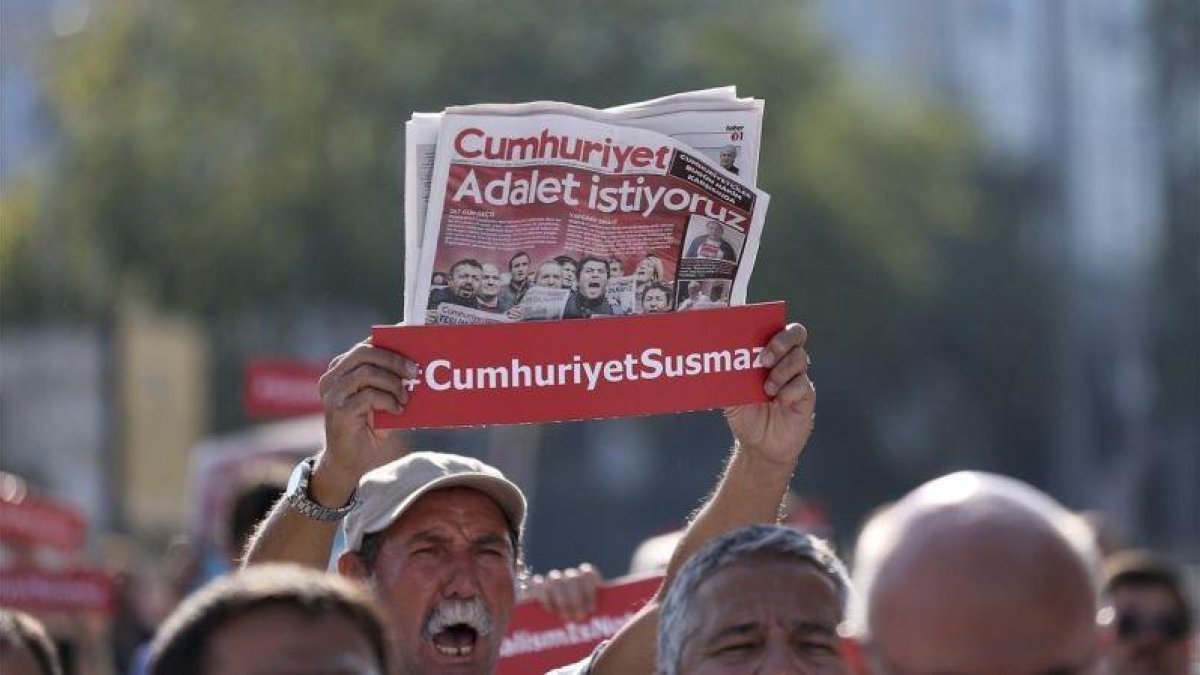 Un hombre muestra una copia del periódico Cumhuriyet durante la concentracion de esta mañana delante del Palacio de Justicia de Estambul (Turquía)-ERDEM SAHIN