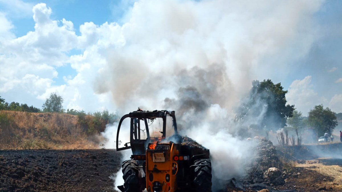 Incendio producido en una máquina cargadora en Corrales de Duero (Valladolid). Ical