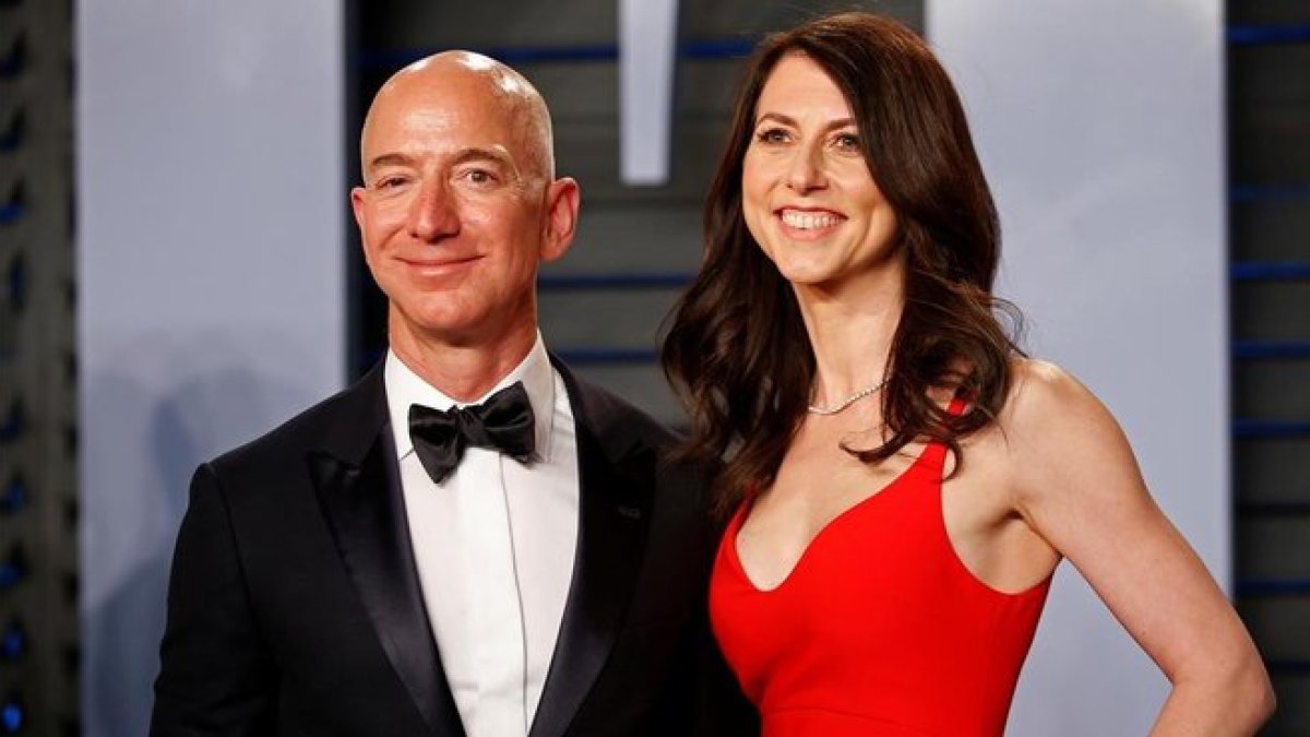 Jeff y Mackenzie Bezos en una fiesta en los Oscar en marzo del 2018.-REUTERS / DANNY MOLOSHOK