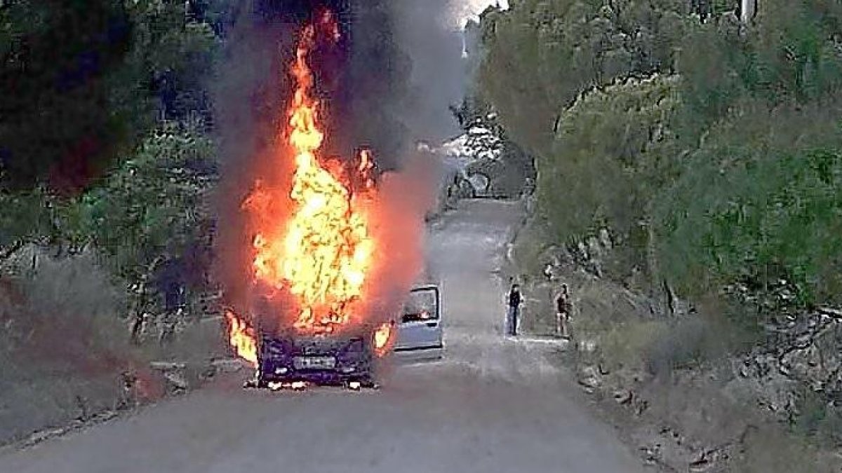 Imagenj del coche en llamas.-ICAL