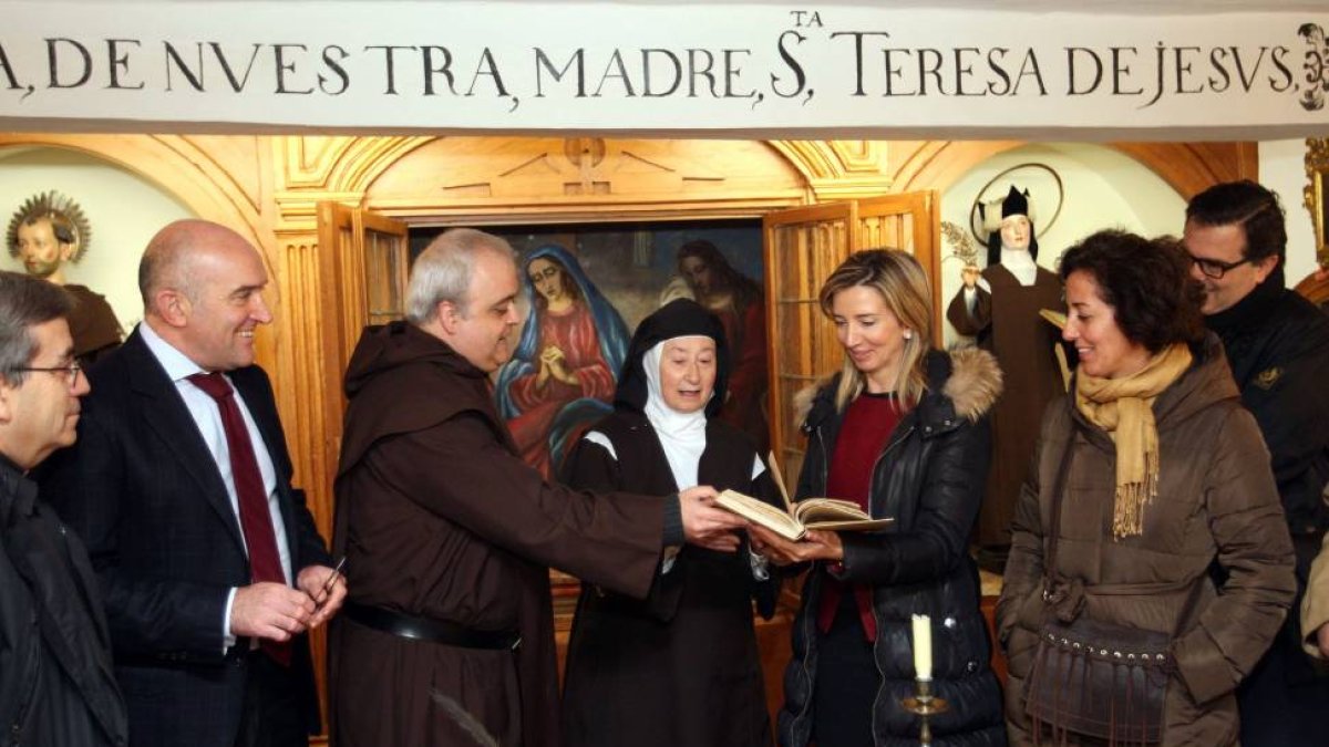 El vicario general de la archidiócesis, Luis Javier Argüello; el presidente de la Diputación, Jesús Julio Carnero; el vicario general de la Orden de los Carmelitas, Emilio José Martínez; la madre superiora, María Capilla de Jesús; la consejera de Cultura-Ical