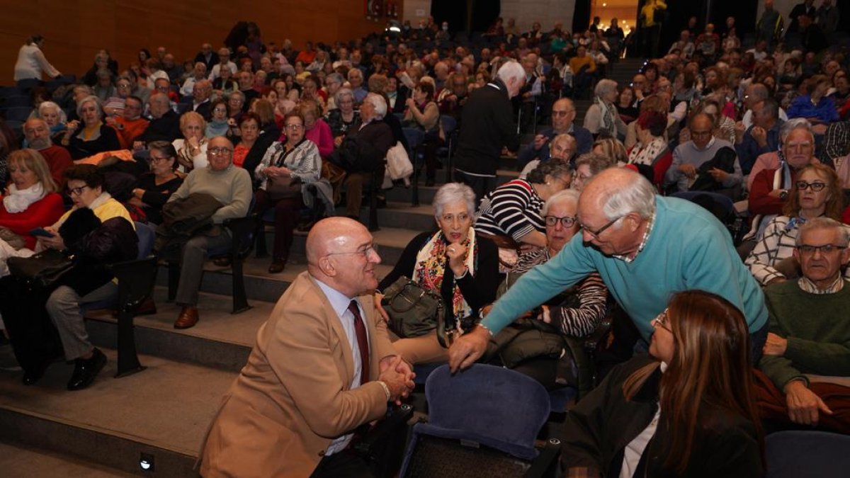 Homenajea las personas mayores voluntarias de los centros de Vida Activa - E.M.