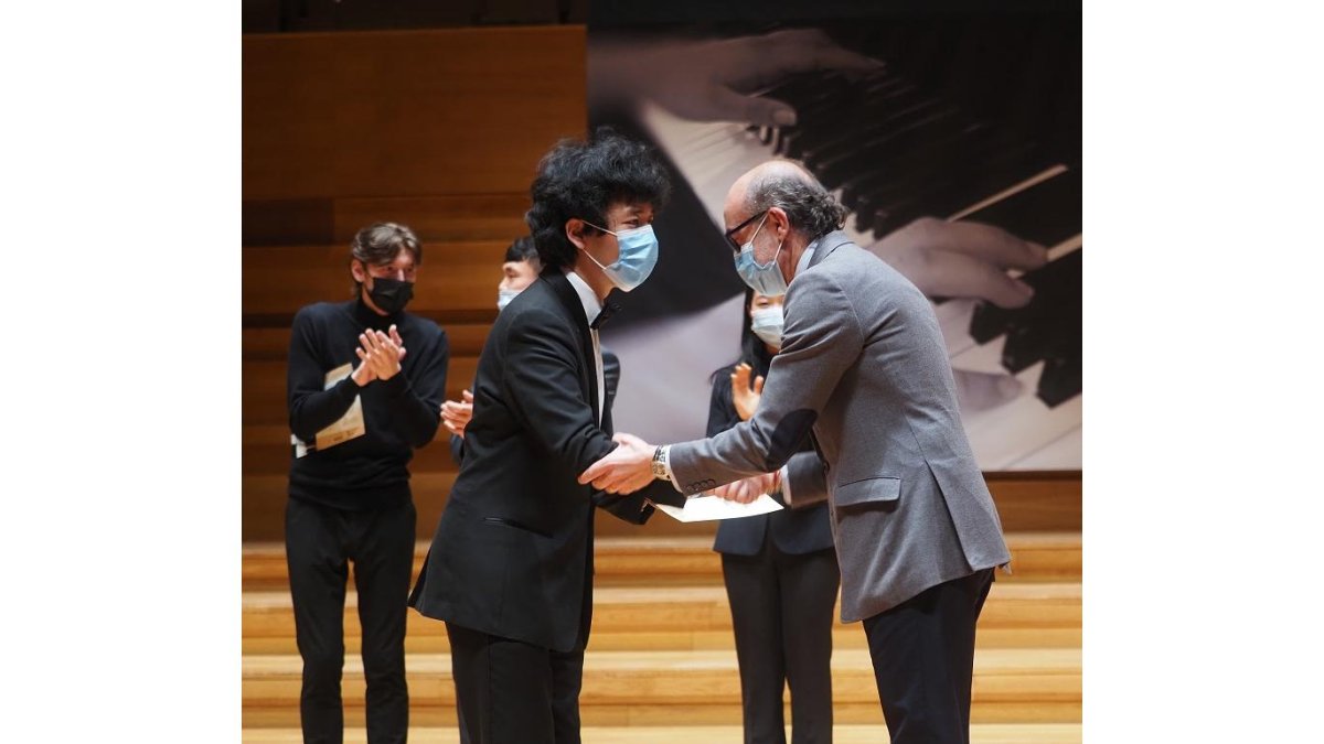 El consejero de Cultura Javier Ortega entrega el primer premio a Yuanfan Yang. | ICAL