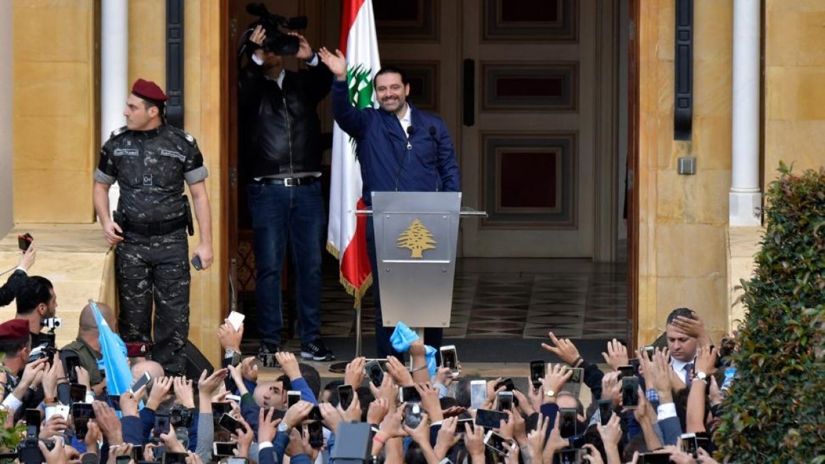 El primer ministro libanés, Saad Hariri, se dirige a sus simpatizantes en Beirut, el Líbano.-/ WAEL HAMZEH / EFE