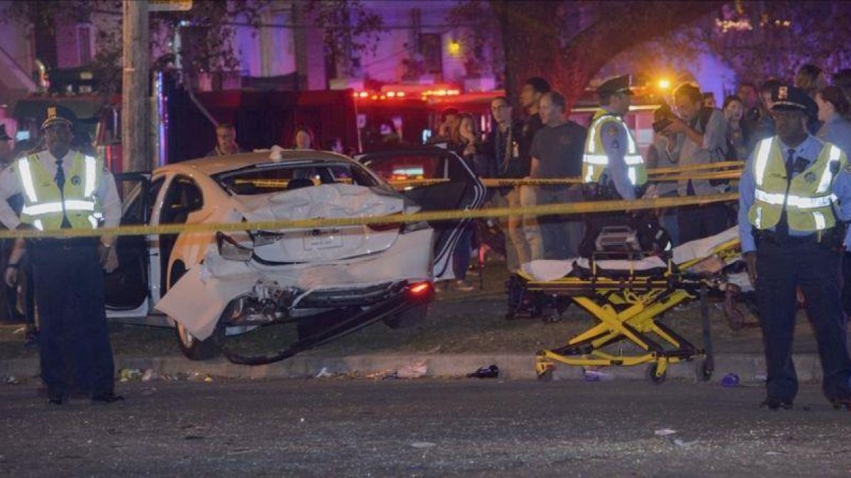 Agentes de policía controlan la zona del atropello masivo protagonizado por el conductor de una 'pick-up' durante el carnaval de Nueva Orleans, el 25 de febrero.-AP / MATTHEW HINTON
