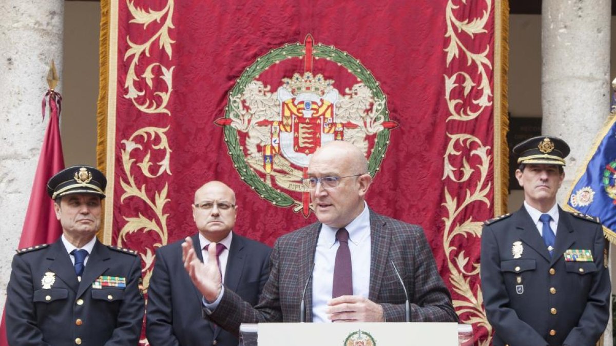 Intervención del presidente de la Diputación de Valladolid Jesús Julio Carnero, en el acto de entrega del Guión de la provincia a la Jefatura Provincial de Policía.-ICAL