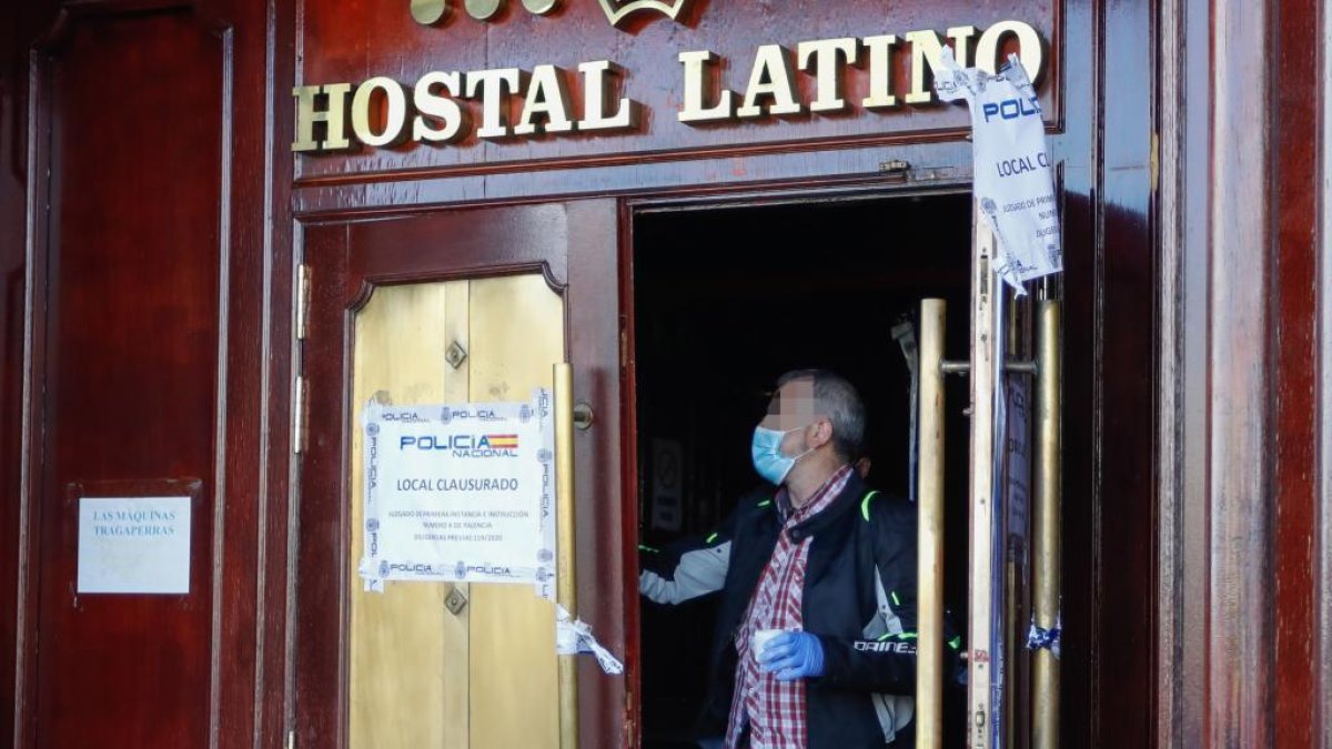 Entrada principal del Latino después de que el precinto judicial fuera roto de madrugada.- J. M. LOSTAU