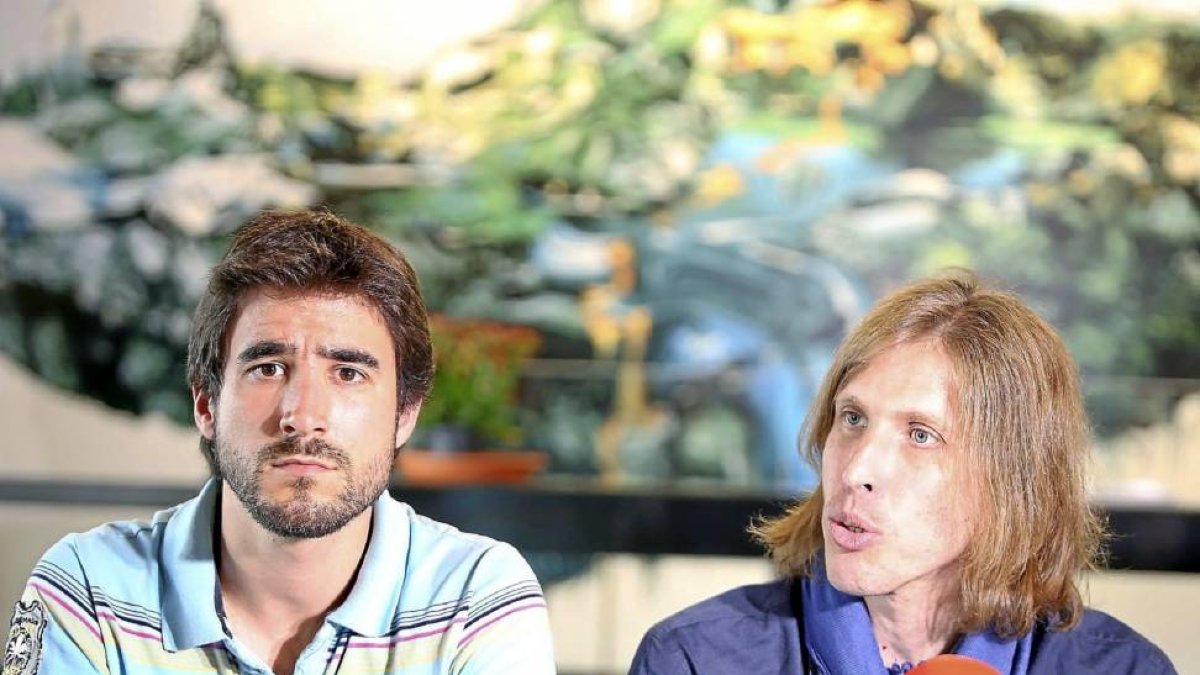 Pablo Fernández, a la derecha, durante su comparecencia en un bar de Valladolid.-Ical