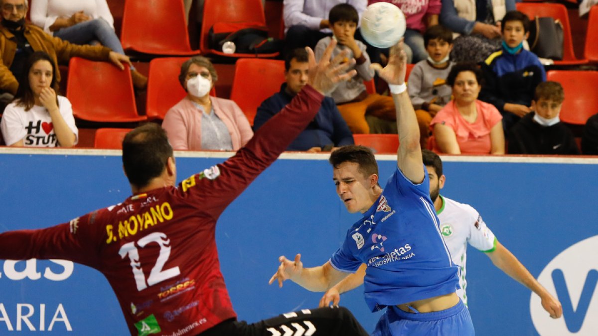 Serrano busca batir por arriba a Moyano. / J. M. LOSTAU