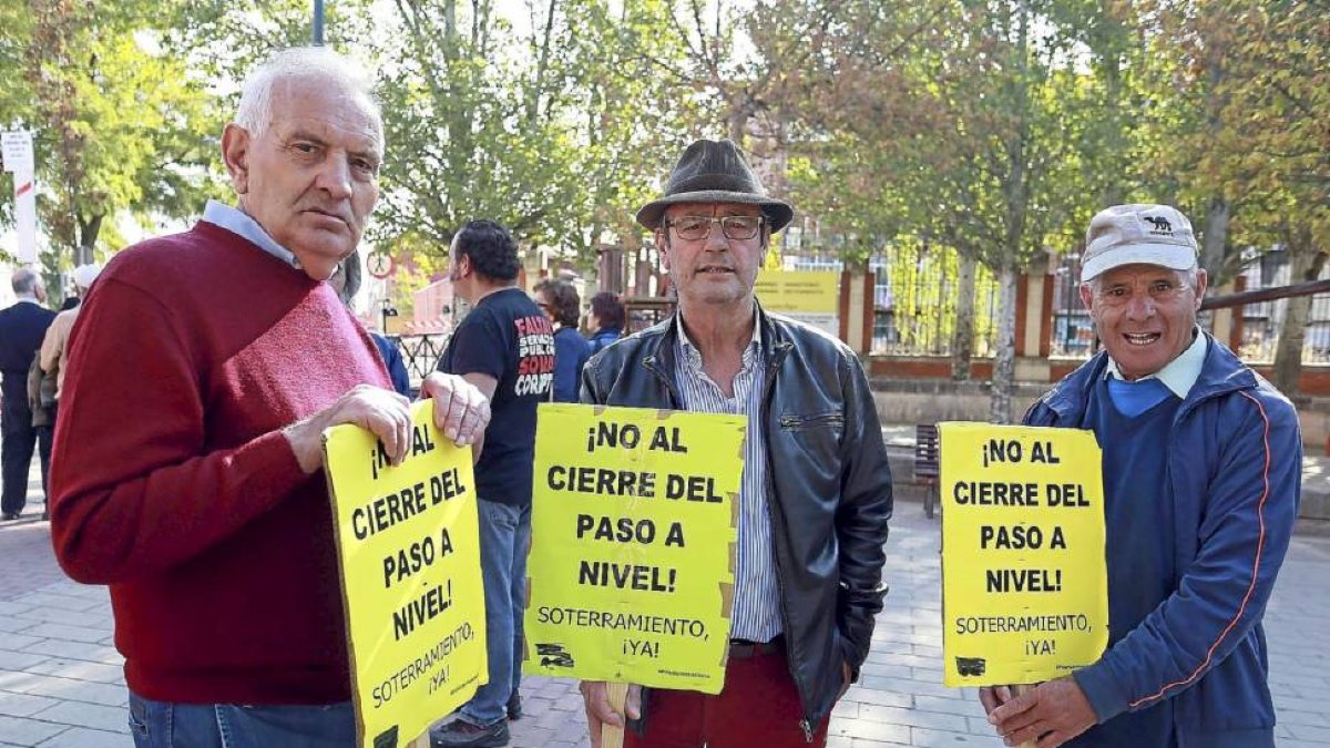 Varios vecinos protestan por el cierre y exigen en soterramiento.-E.M