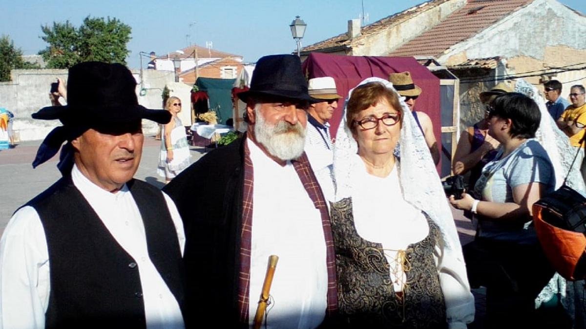 Participantes en la recreación recorren las calles de Castrillo recreando la historia del Empecinado.-E.M.