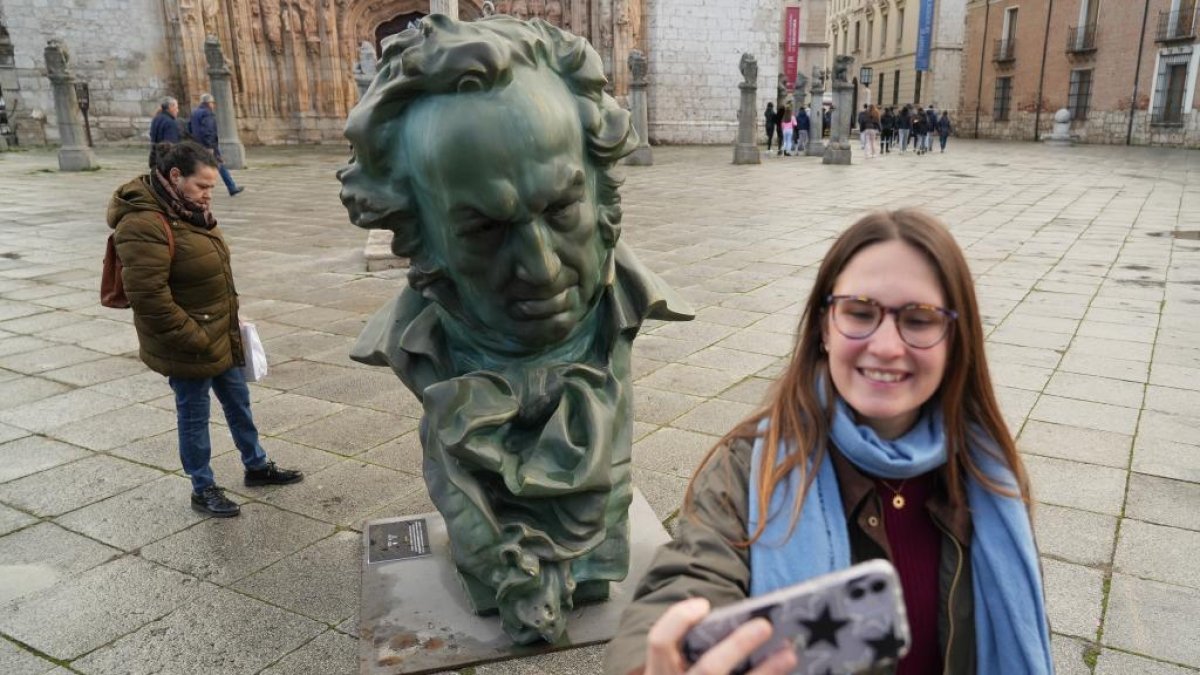 Estatua de los Premios Goya en la plaza San Pablo de Valladolid. -J.M. LOSTAU