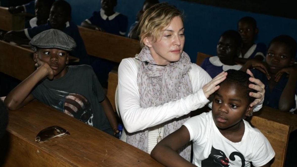 Madonna con su hija adoptiva Mercy James.-AP / AMOS GUMULIRA