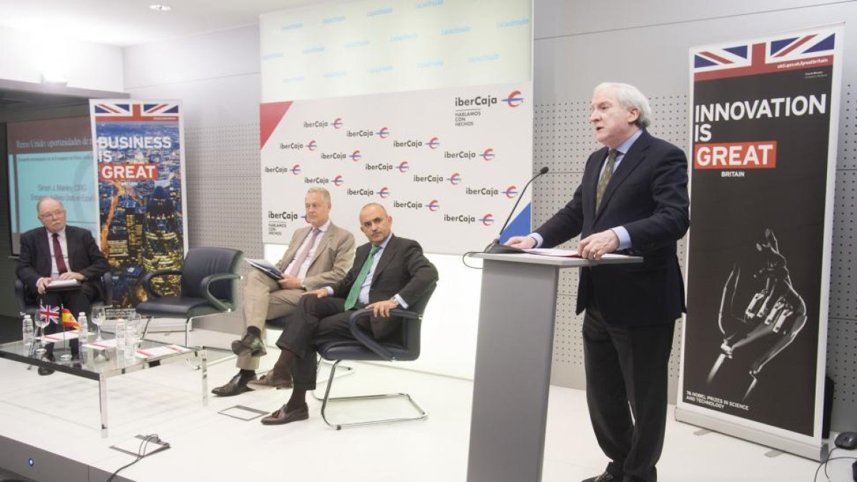 El embajador de Reino Unido en España, Simon J. Manley (2D), participa en el Círculo de Actualidad Empresarial, acompañado por el presidente de la Cámara de Comercio de Burgos, Antonio Méndez Pozo (D), y el director territorial de Ibercaja.-ICAL