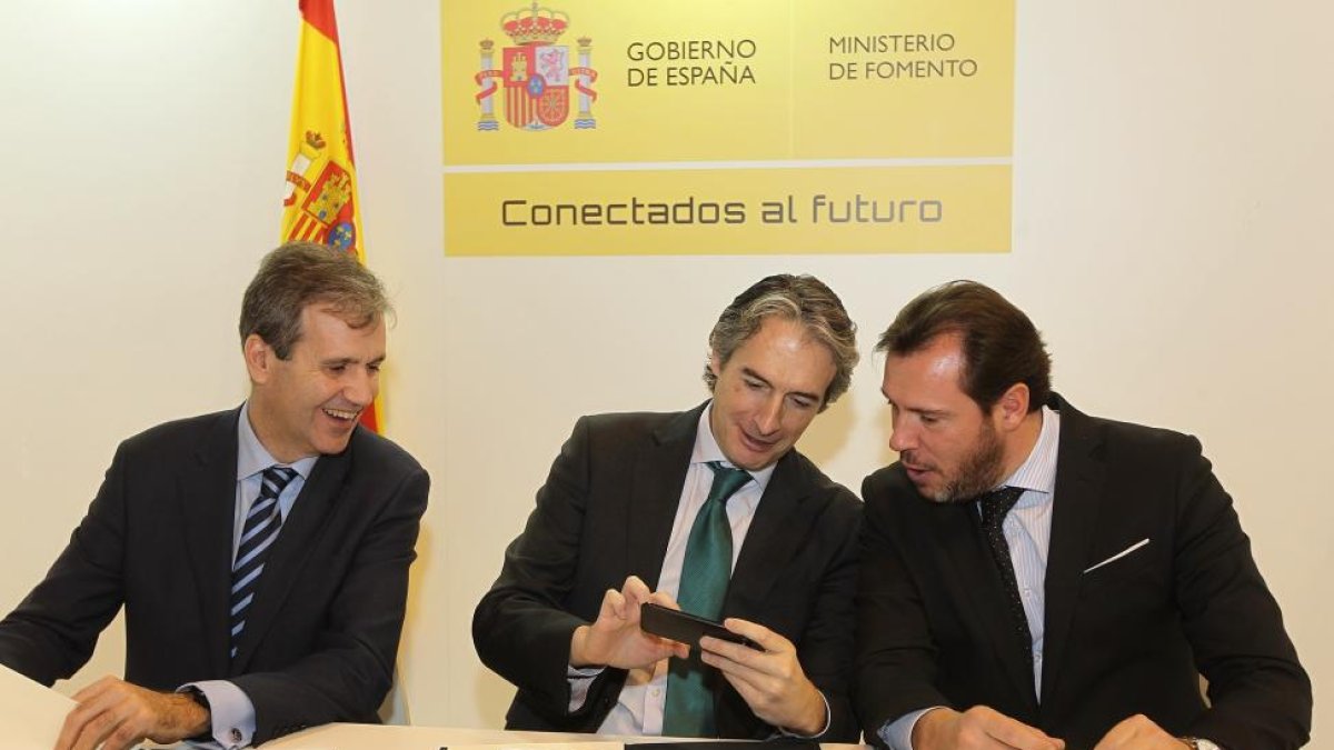 Firma de convenio entre el ministro de Fomento Iñigo de la Serna, el presidente de RENFE, Juan Alfaro y el alcalde de Valladolid, Óscar Puente-ICAL
