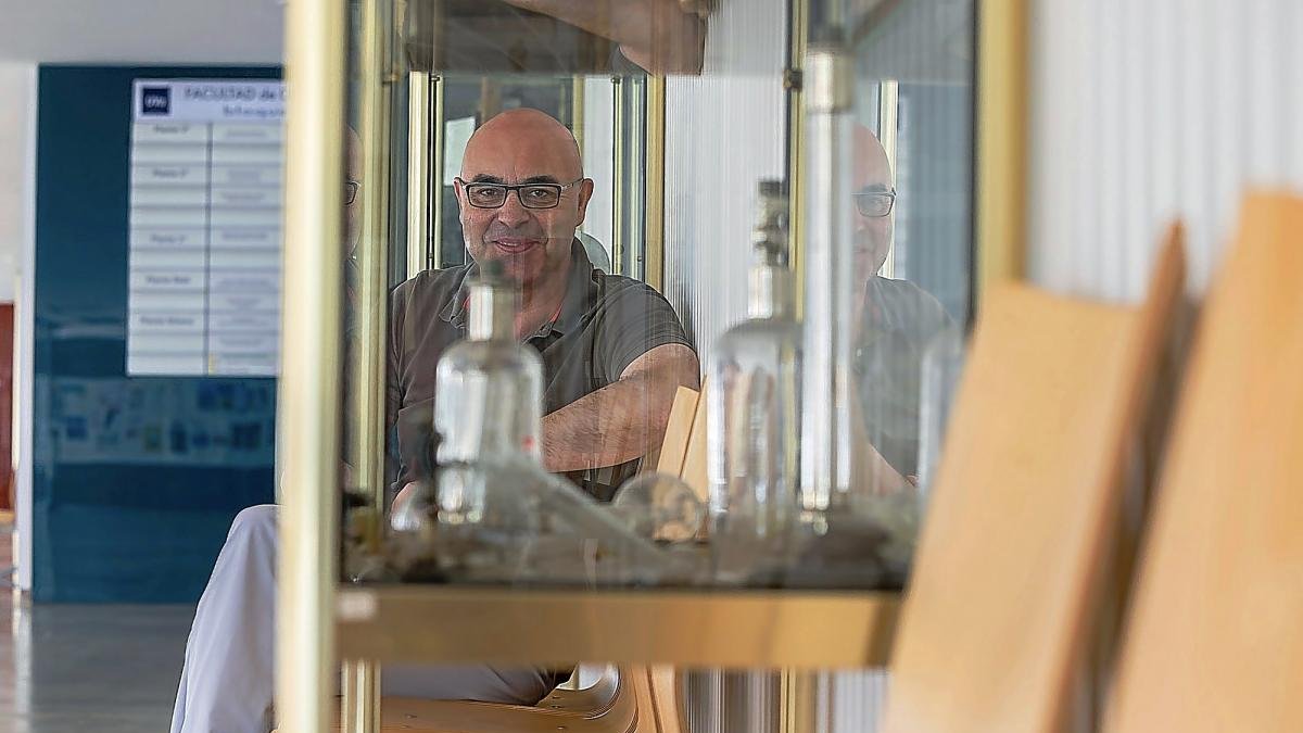 El palentino Luis Miguel Nieto en las instalaciones de la Facultad de Ciencias de Valladolid.-PABLO REQUEJO