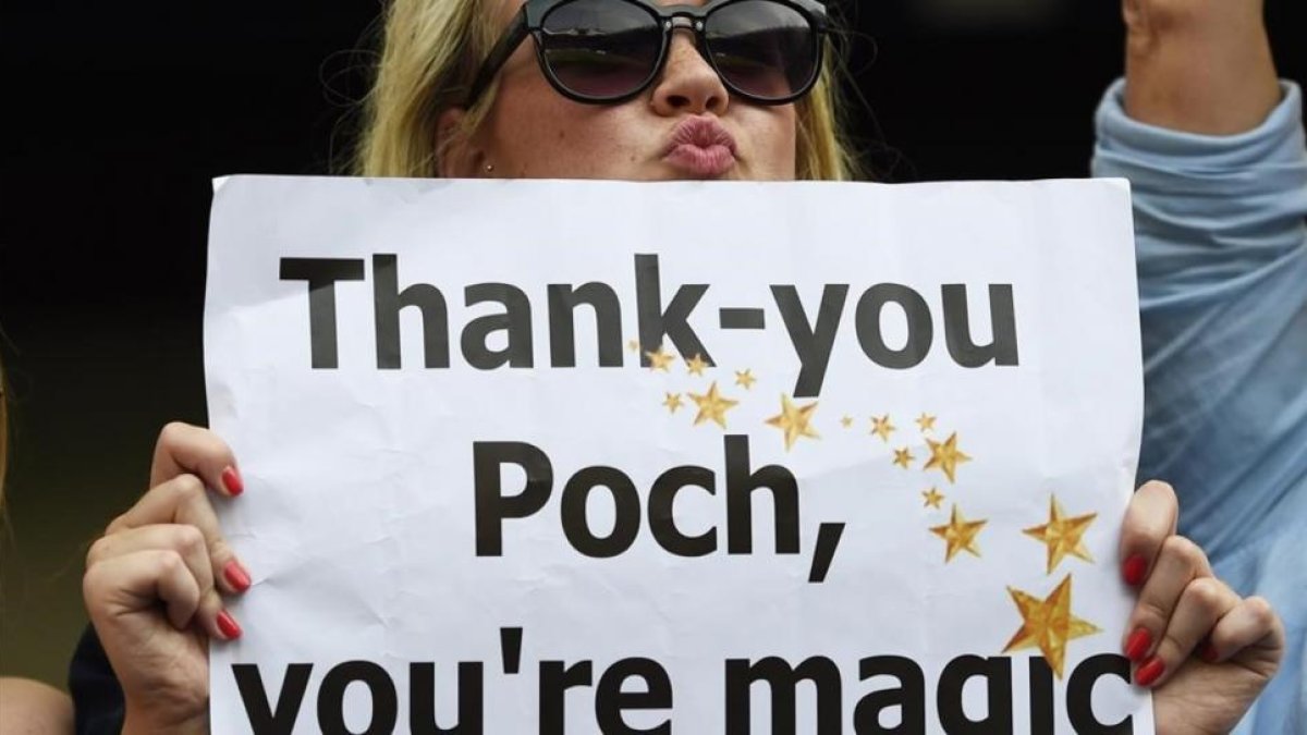 Una hincha del Tottenham muestra un cartel de apoyo a Pochettino en White Hart Lane-REUTERS / DYLAN MARTÍNEZ