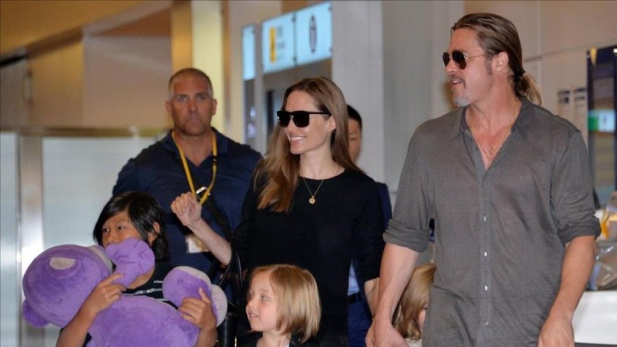 Una imagen de Pitt y Jolie con sus hijos.-AP / YOSHKAZU TSUNO