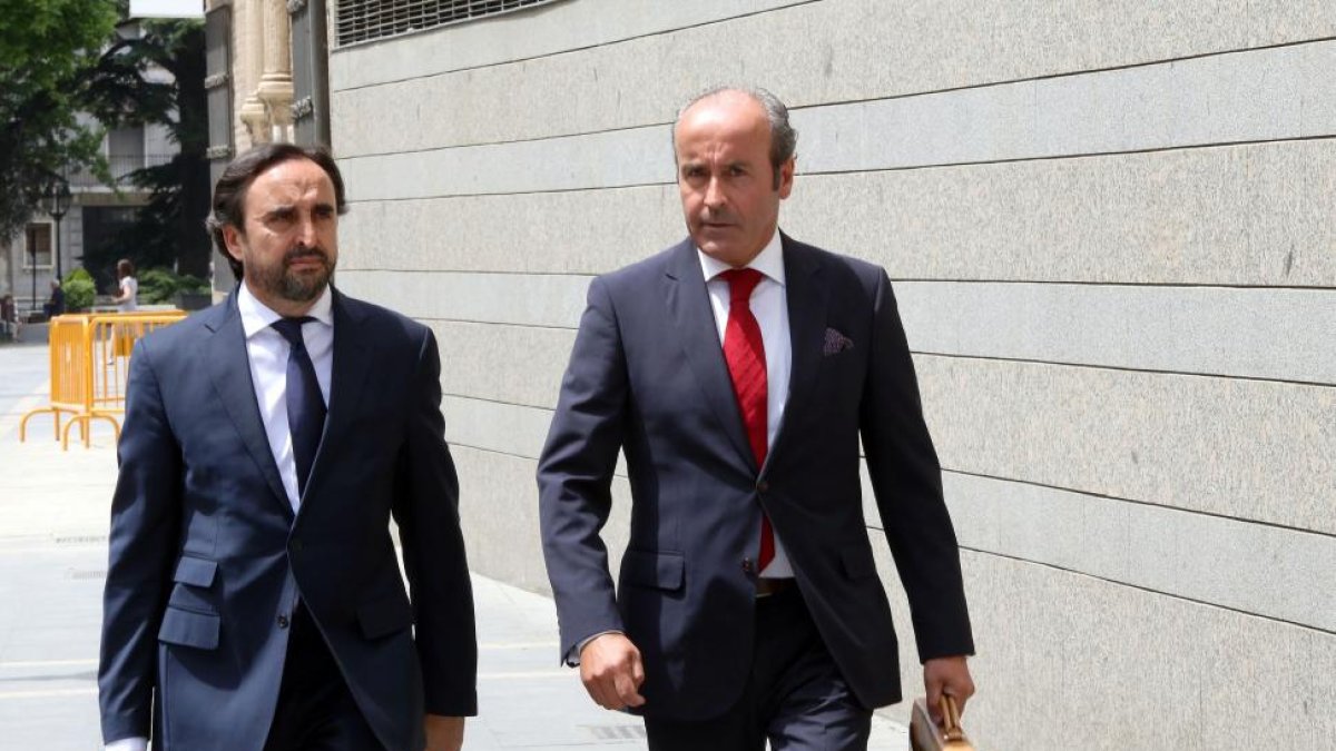 Alberto Esgueva, junto a su abogado a su llegada al juzgado.-ICAL
