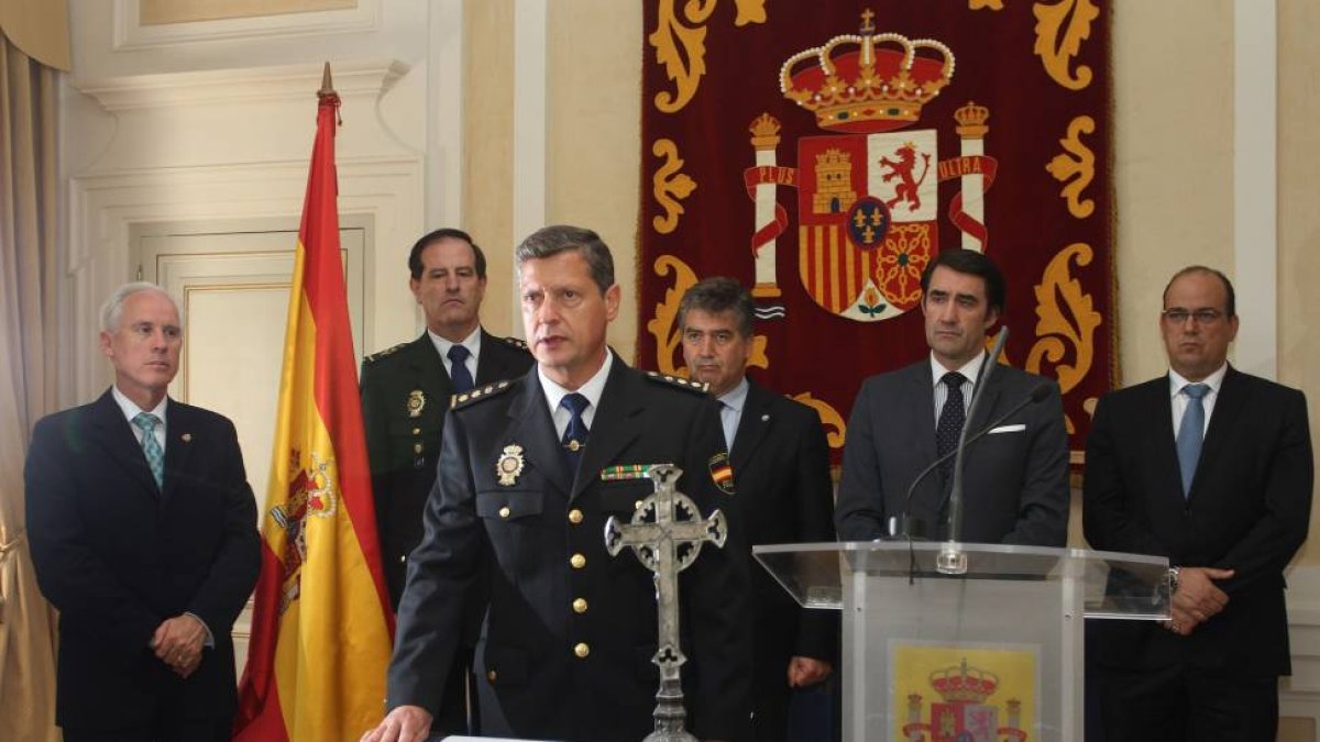 El nuevo comisario jefe de la comisaria de Palencia, Jesús del Amo jura el cargo ante el delegado de la Junta, Luis Domingo González, el jefe superior de la Policía de Castilla y León, Manuel Javier Peña, el director general de la Policía, Ignacio Cosidó,-ICAL