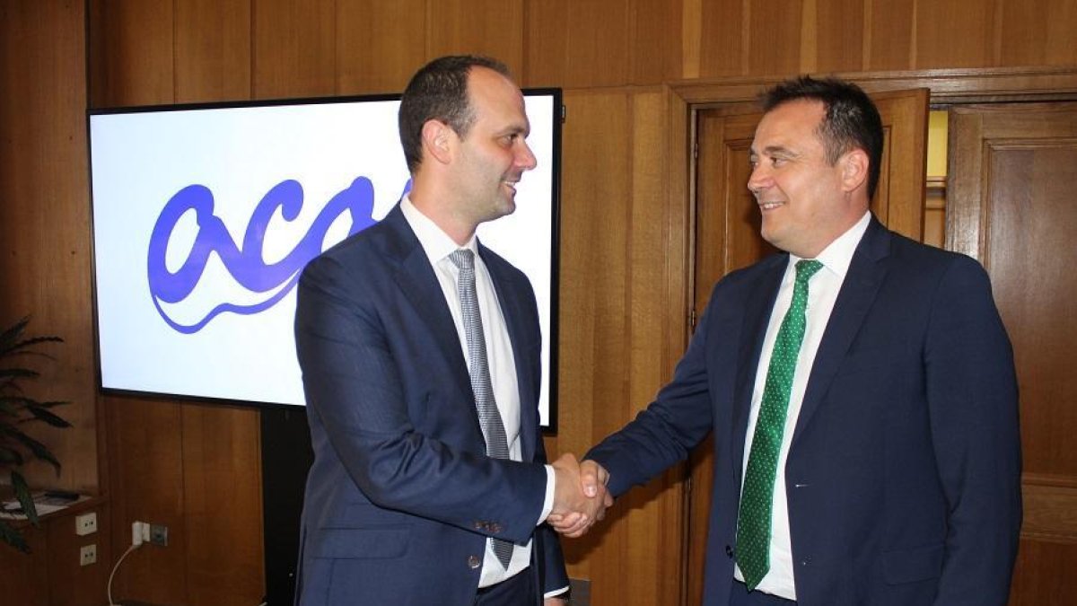 El director general de ACOR, José Luis Domínguez (D) y el director de Telefónica en Castilla y León, Javier Alonso, firman el acuerdo-ICAL