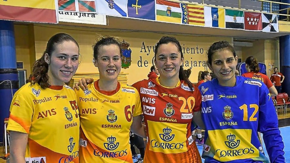 Las ‘vallisoletanas’ María Prieto, Silvia Arderius, Amaia González y Lourdes Guera, con la selección.-VALENTÍN G. DE GARIBAY