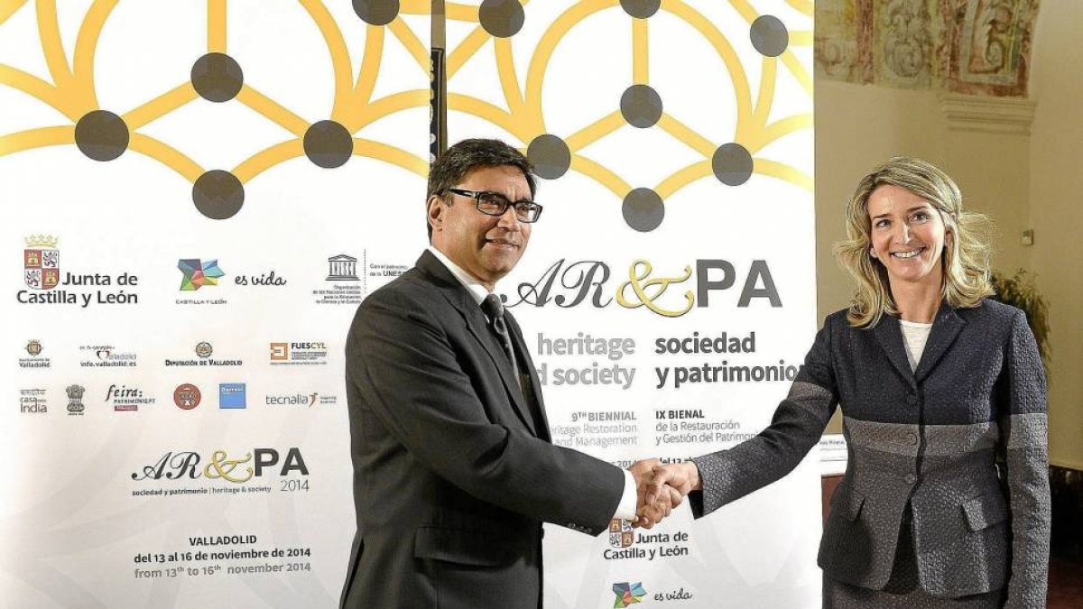 La consejera de Cultura y Turismo de la Junta de Castilla y León, Alicia García, y el embajador de India en España, Vikram Misri, durante la presentación de la IX Bienal AR&PA de Restauración y Gestión del Patrimonio-EFE