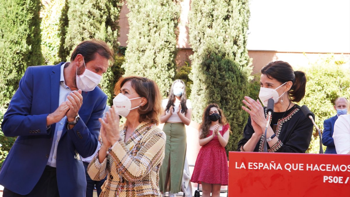 El alcalde de Valladolid, Óscar Puente, la vicepresidenta primera del Gobierno, Carmen Calvo, y la presidenta del Senado, Pilar Llop. - ICAL