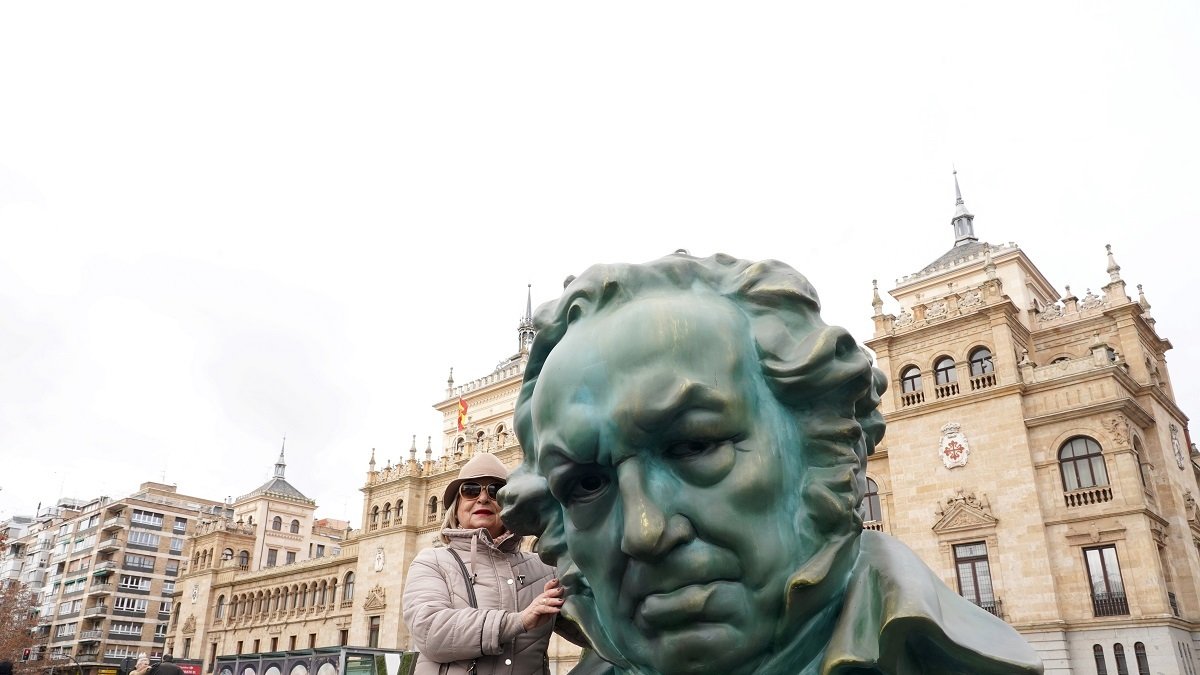 Réplica del galardón de los premios Goya en la plaza Zorrilla de Valladolid. -ICAL