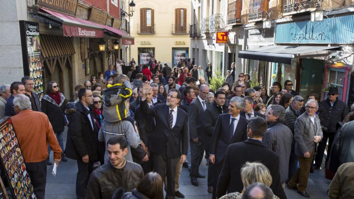 El candidato del PP a la Presidencia del Gobierno, Mariano Rajoy, y el presidente del PP de Castilla y León, Juan Vicente Herrera, participan en un acto de la campaña electoral en Ávila con la intervención del hijo del expresidente Adolfo Suárez-Ical