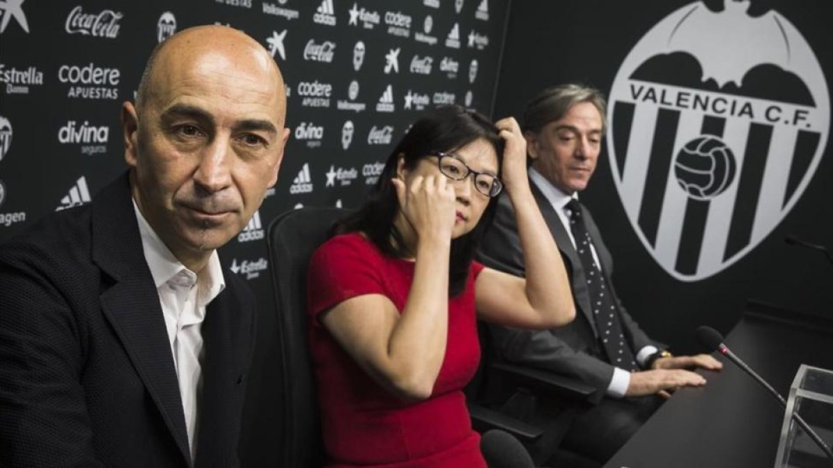 Pako Ayestarán, la presidenta Layhoon Chan y el director deportivo García Pitarch, el día de la presentación del primero, en marzo pasado.-MIGUEL LORENZO