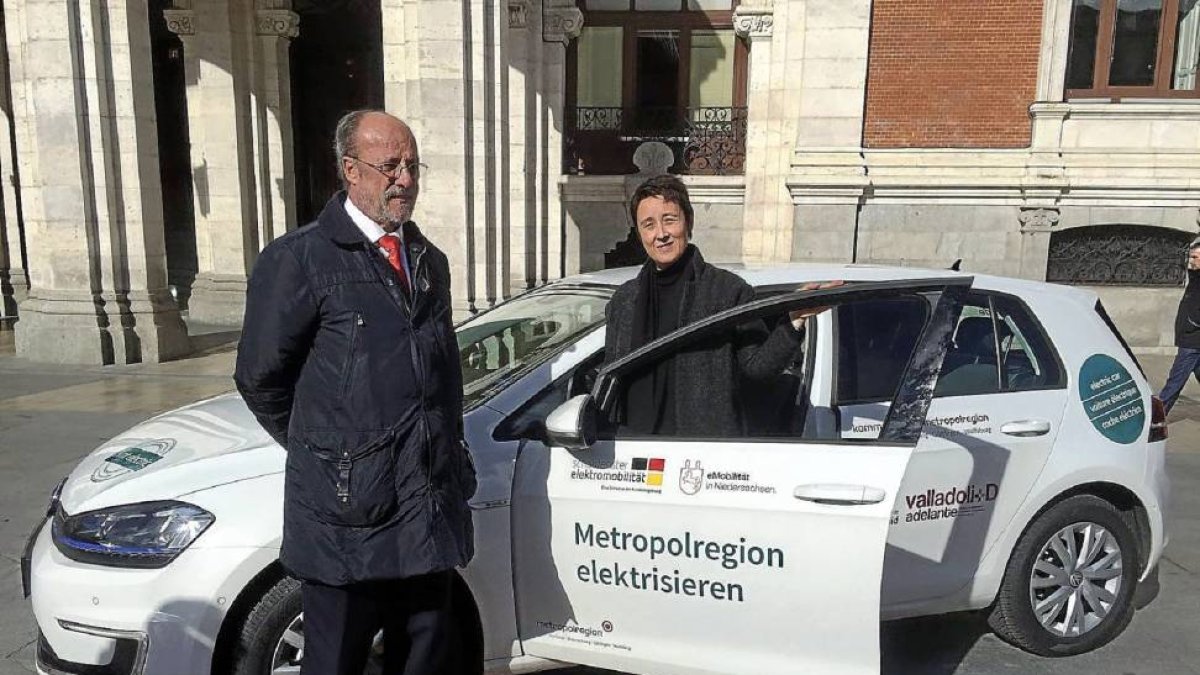 El alcalde con la representante alemana del proyectro de movilidad eléctrica en Baja Sajonia, Sabine Flores-El Mundo
