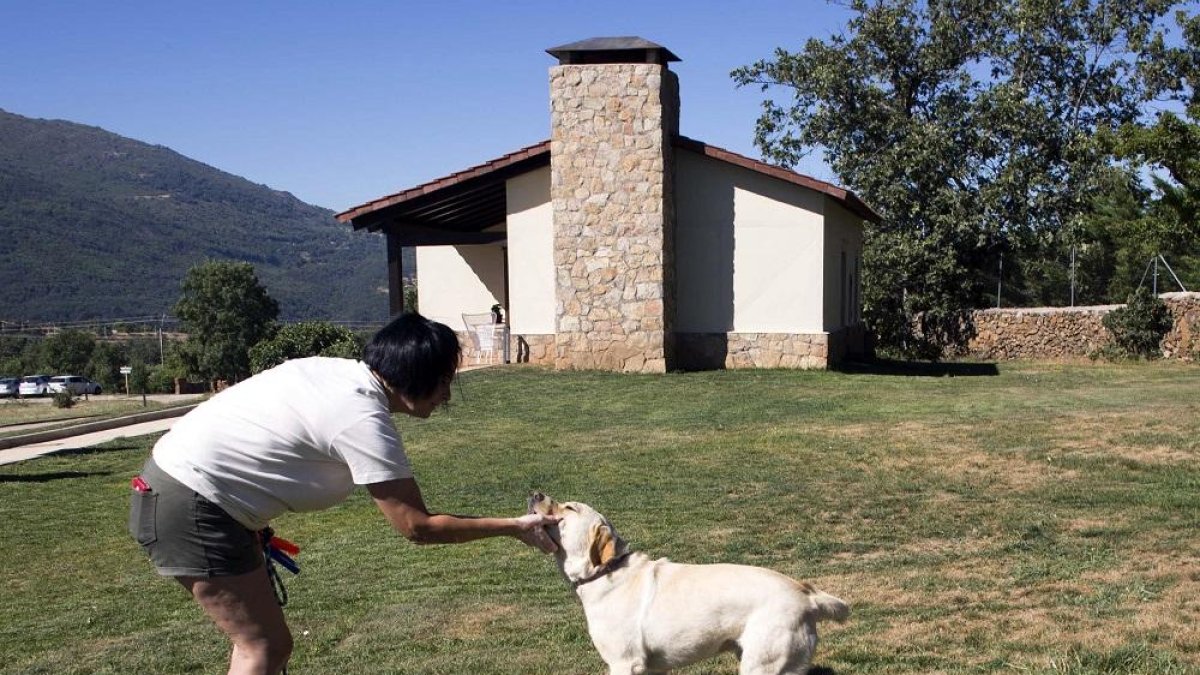 Una mujer disfruta de un día en una casa rural.-ICAL