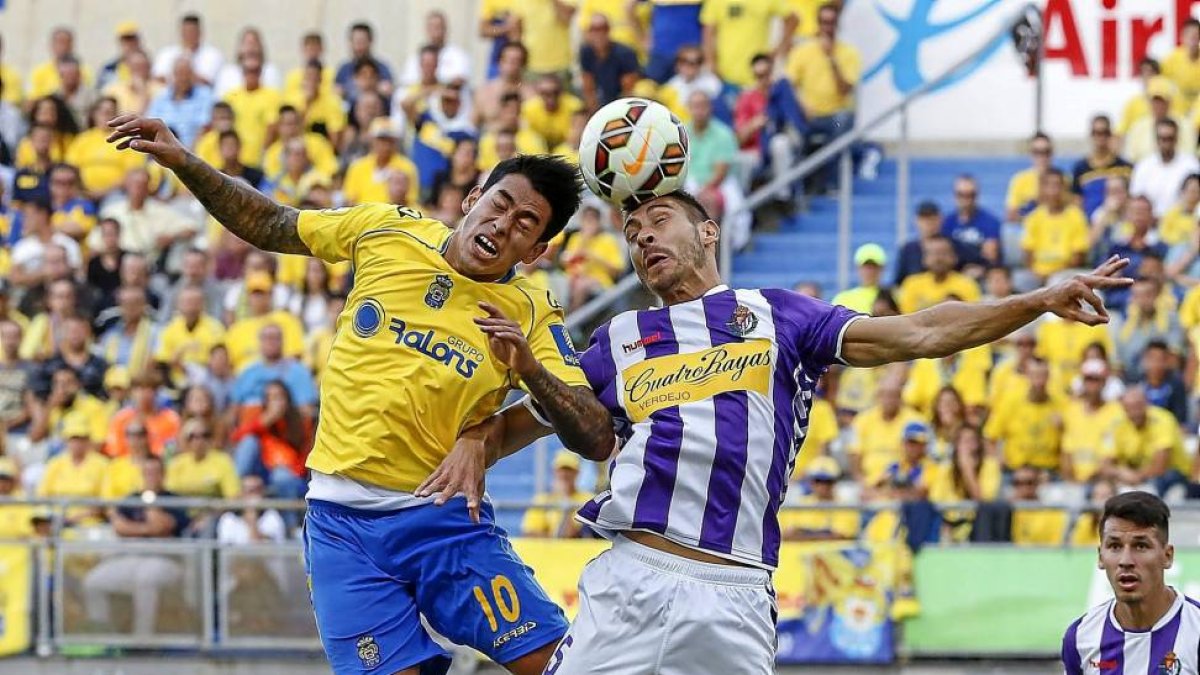 Samuel cabecea ante Araujo.-E.M