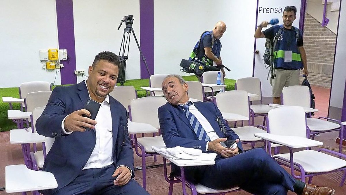 Un sonriente Ronaldo se hace un selfie en la sala de prensa del estadio antes de comenzar el partido.-MIGUEL ÁNGEL SANTOS