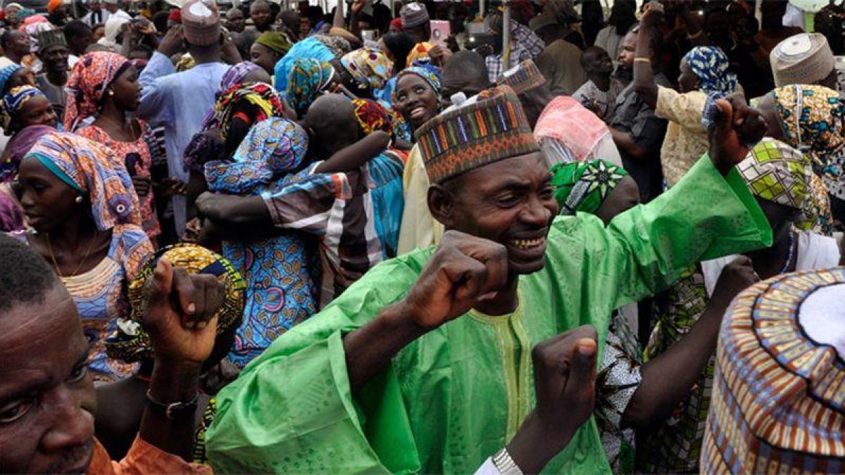 Las niñas liberadas por Boko Haram se reencuentran con sus familias.-AP