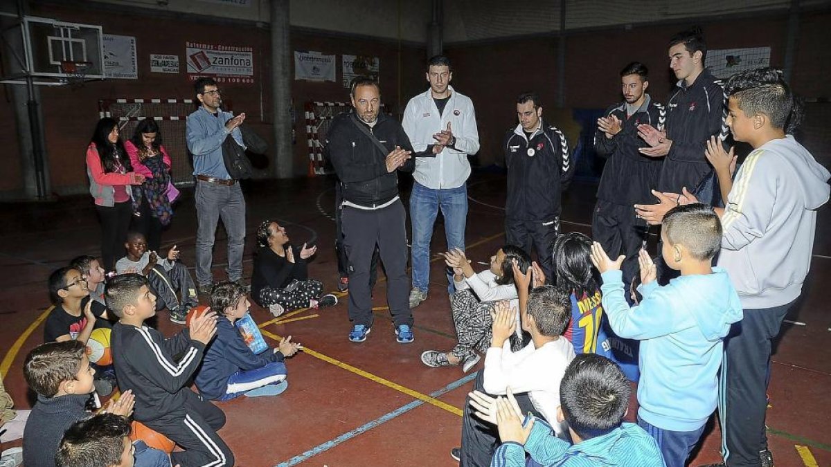 Alunmos del Cristobal Colón aplauden a los jugadores del Ciudad de Valladolid-El Mundo