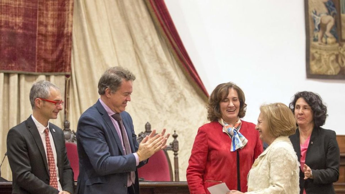 La directora del archivo de Simancas, Julia Rodriguez, recibe el diploma de manos de Luis Lafuente.-ICAL