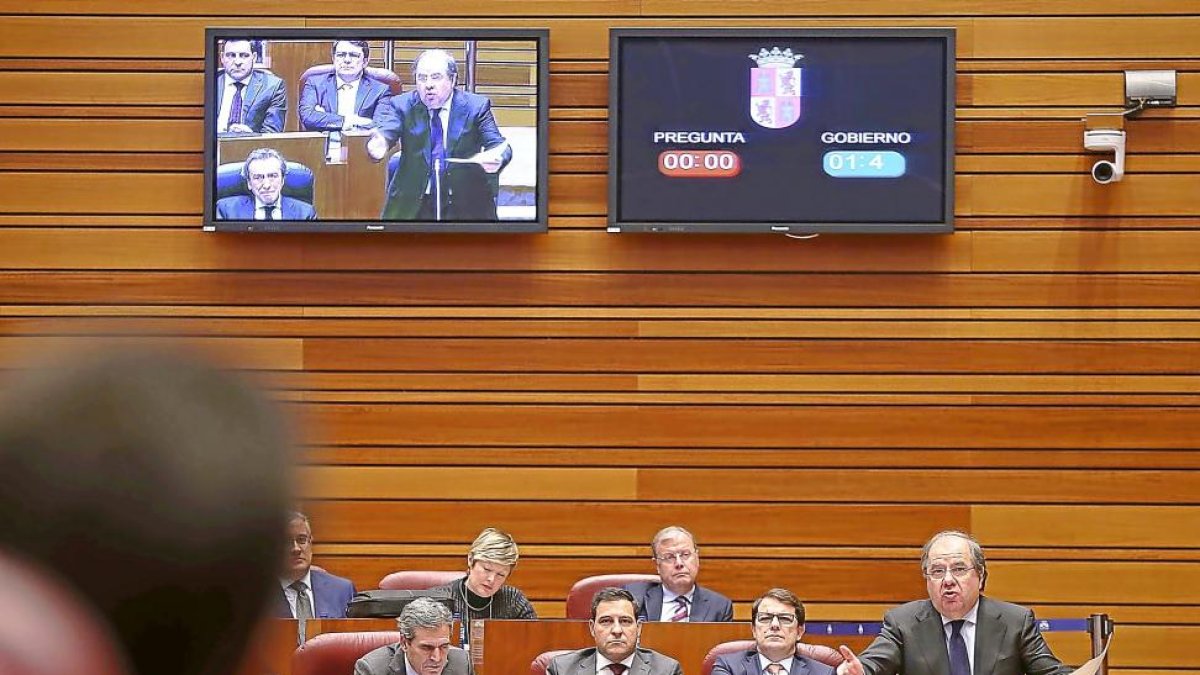 Juan Vicente Herrera en un momento del pleno de las Cortes cuando respondía a las preguntas de la oposición.-ICAL