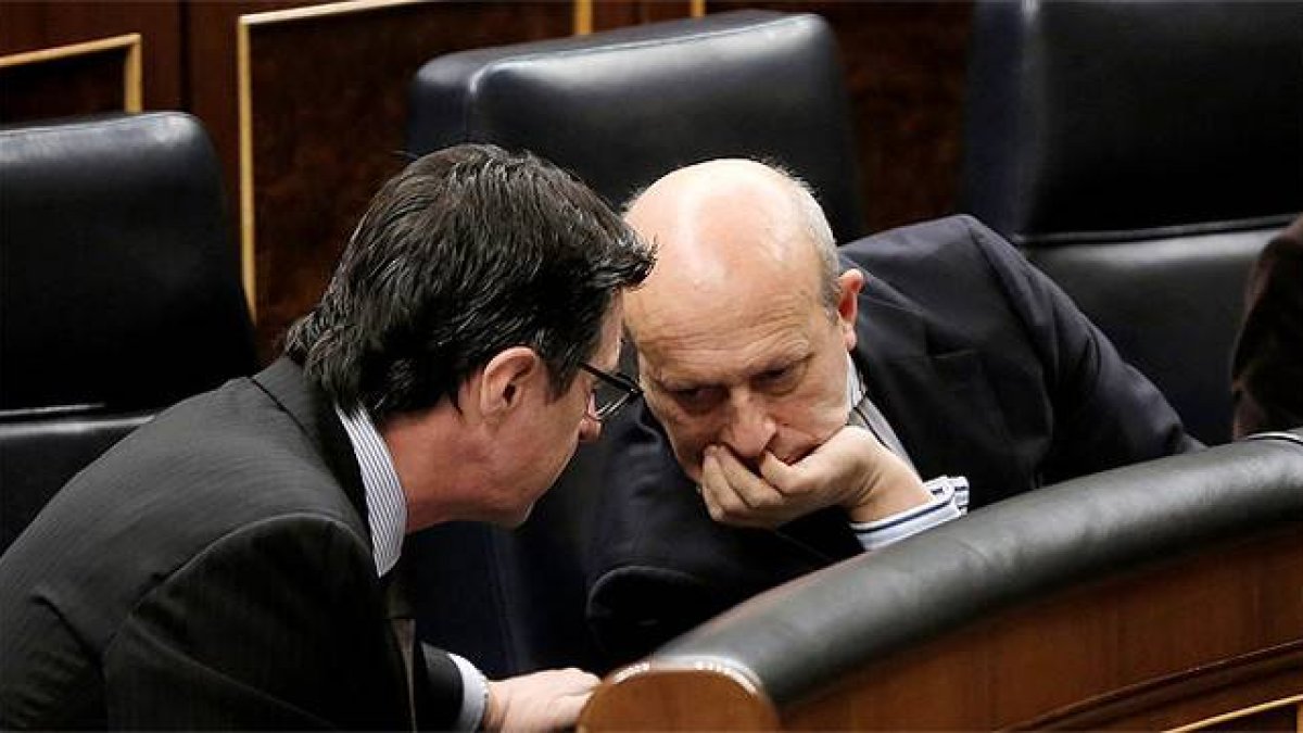 Soria y Wert comparten confidencias en el debate del Estado de la Nación, el pasado febrero.-JOSÉ LUIS ROCA