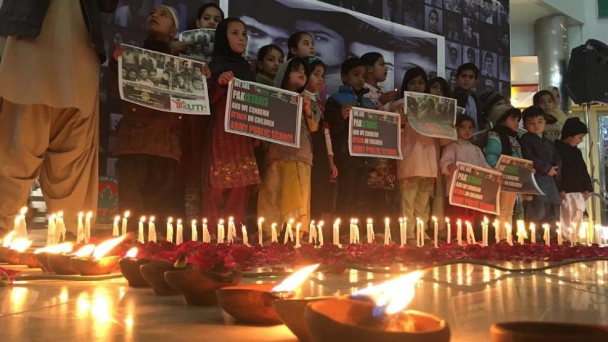 Varios niños participan, el sábado pasado, en un acto en recuerdo de las víctimas de un atentado en un colegio de Quetta que tuvo lugar hace tres años.-/ EFE EPA / FAYYAZ AHMED