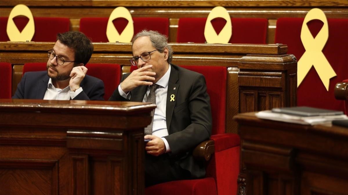 El vicepresidente de la Generalitat, Pere Aragonès (ERC), y el president, Quim Torra, en el Parlament-ALBERT BERTRAN