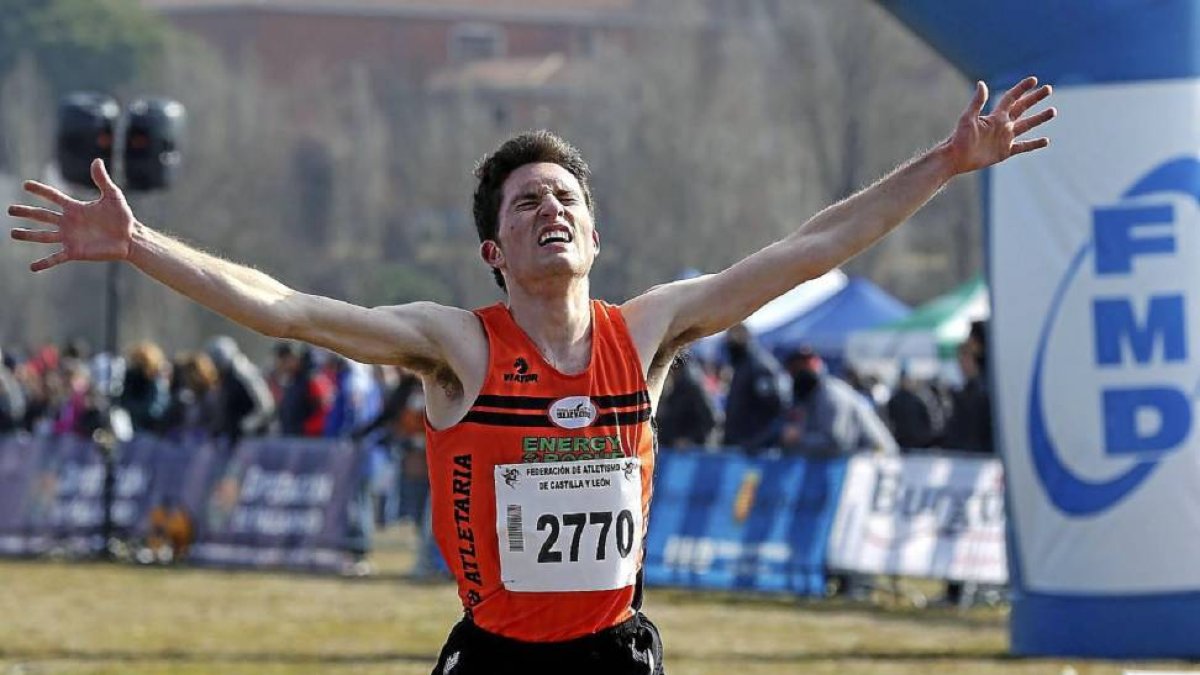 El vallisoletano del Atletaria Isaac Viciosa, entrando en meta-M. Álvarez