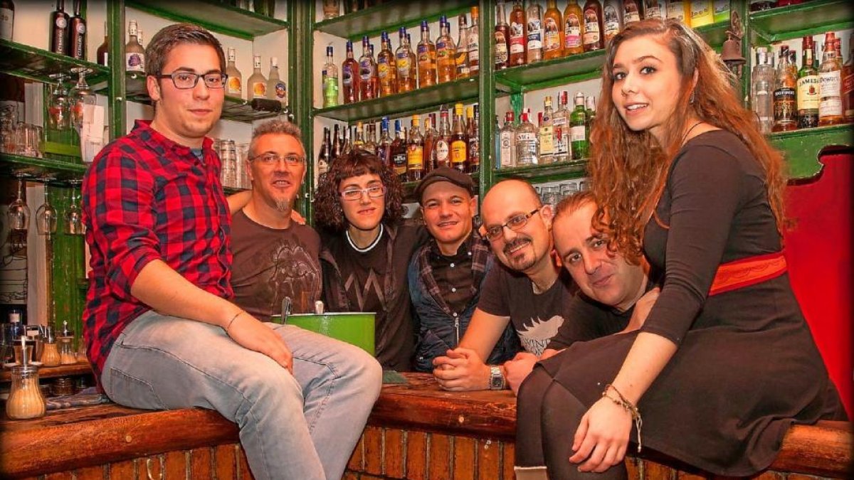Los siete integrantes de la banda vallisoletana de rock celta Triquel.-E. M.
