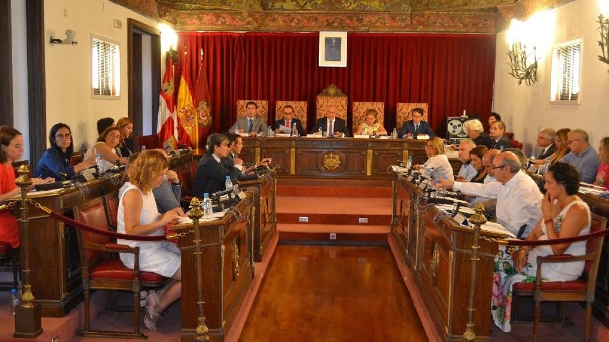 Pleno de la Diputación.-EUROPA PRESS