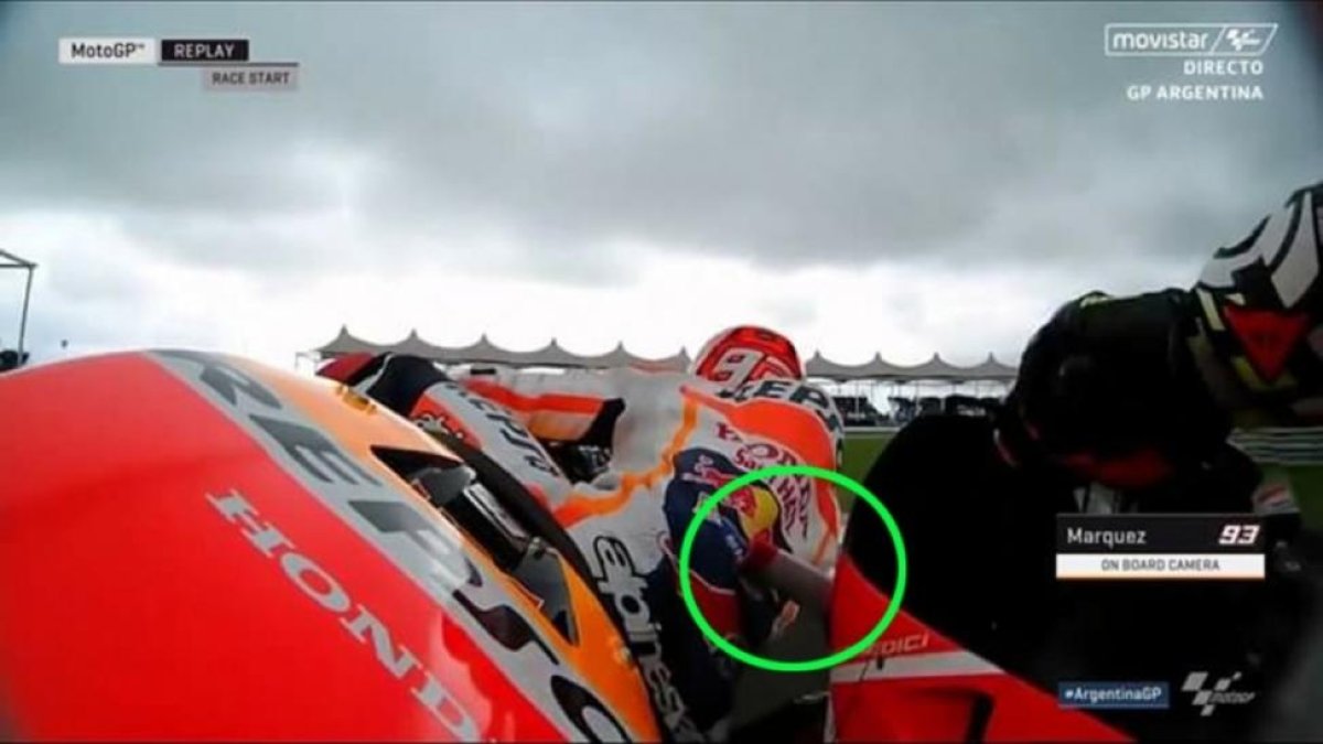 El alerón delantero izquierdo de la Ducati de Iannone golpea el culo de Márquez en Argentina-VIDEO SKY ITALIA TV
